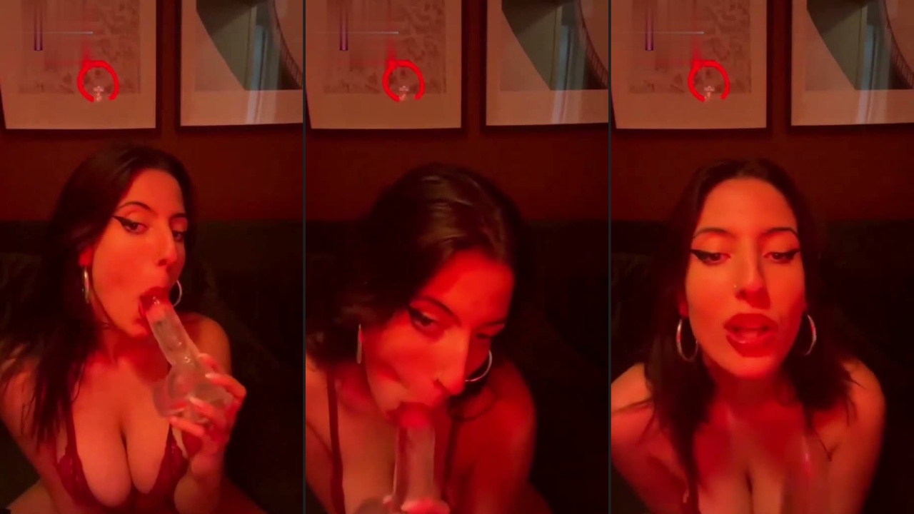Sexsi Türk Pornocu Nadeleine Dildoyla Hünerlerini Gösteriyor